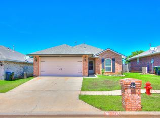 617 SW 38th Pl, Moore, OK 73160