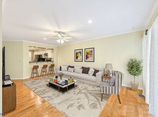 16 Petersburg Ct, Oak Ridge, NJ 07438