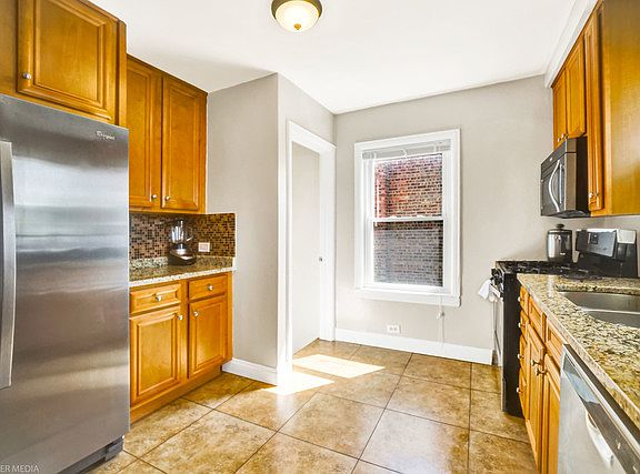 4th image of 3904 Gladys Ave