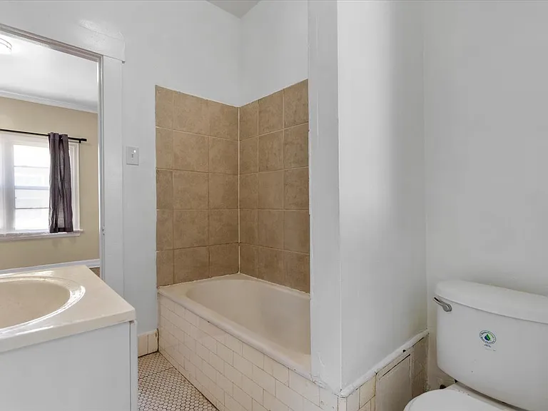 4854 1/4 Mascot St — Photo 11