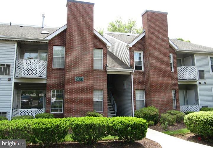 1st image of 907 Diamond Dr