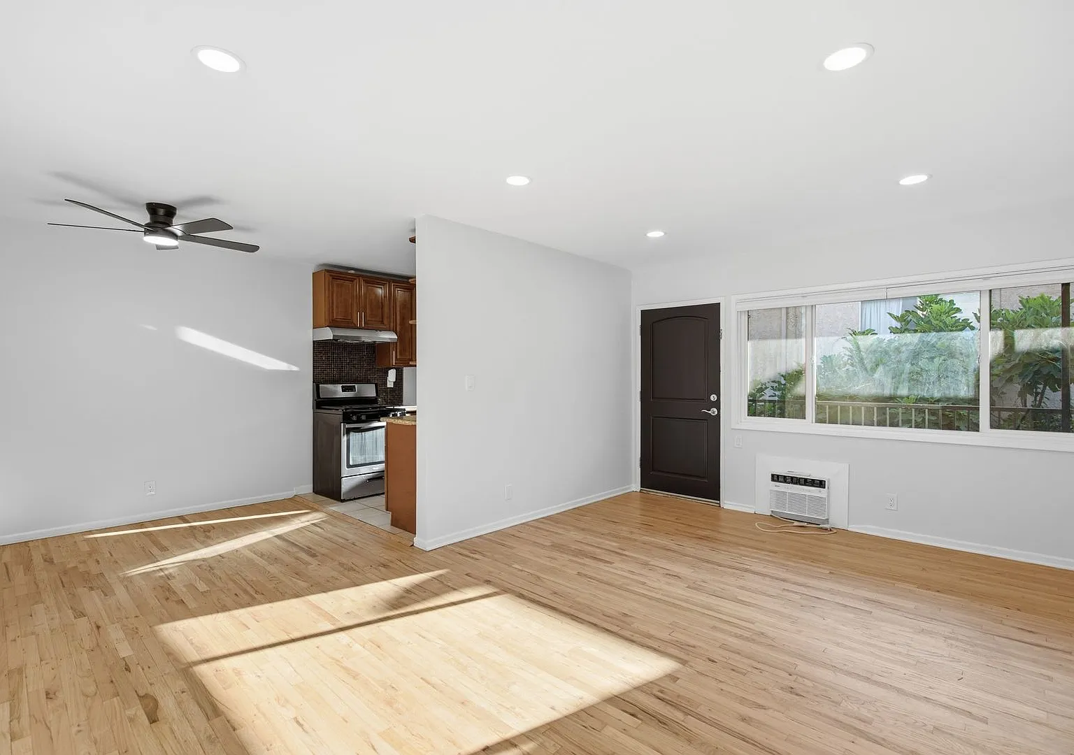 14620-14626 Magnolia Blvd — Photo 1