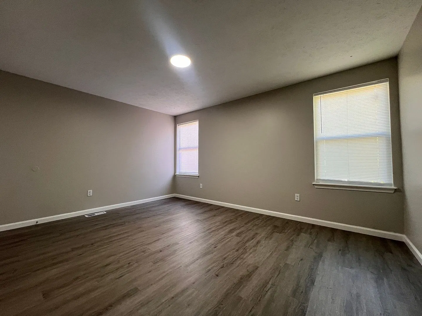 2817 Greenwood Ave — Photo 1