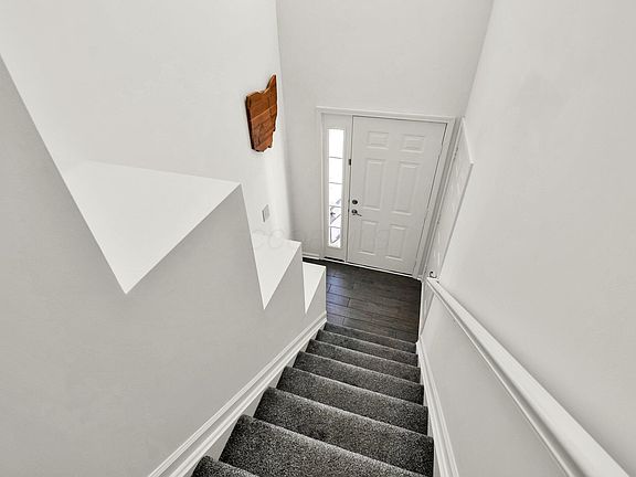 3rd image of 3175 Rossmore Cir