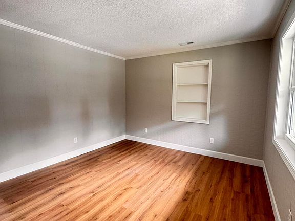 4th image of 210 Grayson St