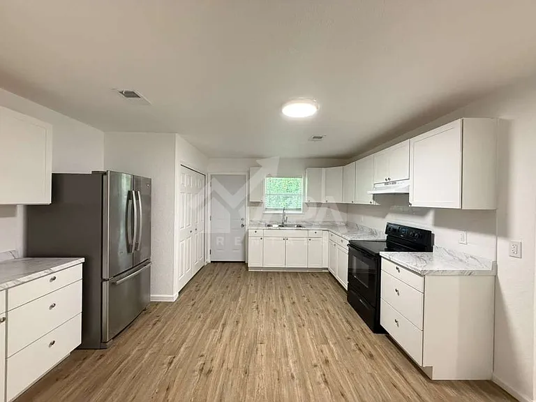 242 Glamis Ave — Photo 3