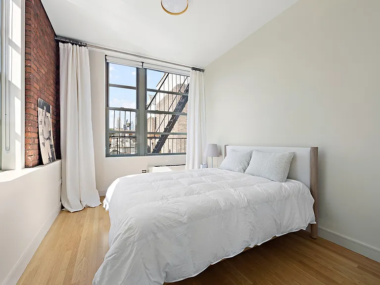 135 W 3rd St #5 — Photo 8