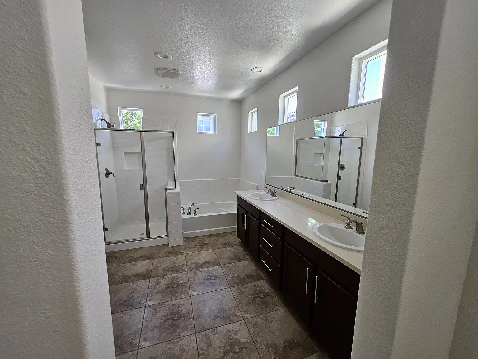 4 bed, 3.5 bath, 2016 sqft, $3,850 — Photo 3