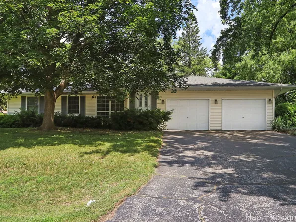 3320 W Skyway Dr, McHenry, IL 60050