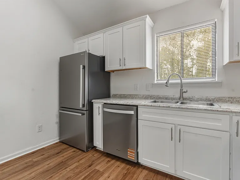 2900 Woodrich Dr #202 — Photo 6