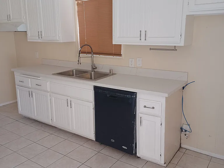 10847 Saticoy St — Photo 8
