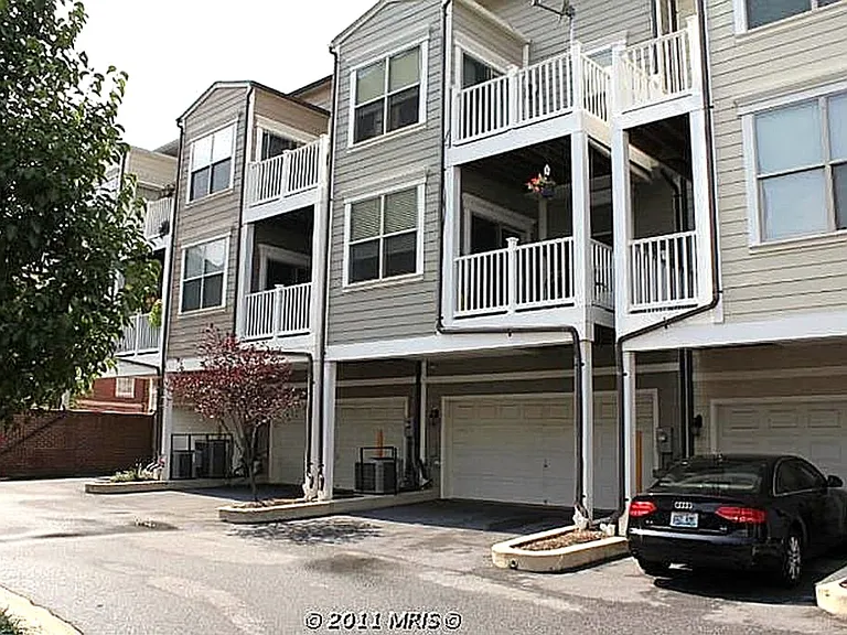 855 E Lombard St — Photo 23
