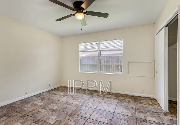 914 E Carrol St — Photo 11
