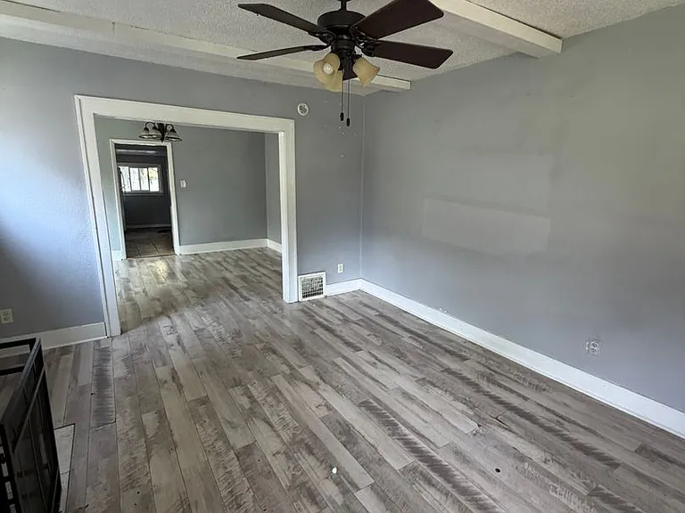 2517 Yale Blvd — Photo 2