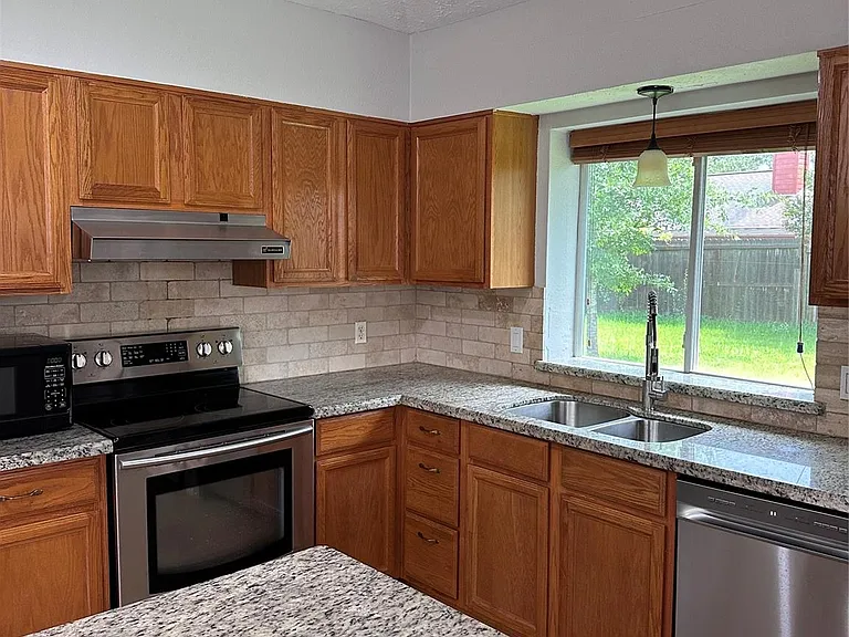 19530 Gladewater Dr — Photo 3