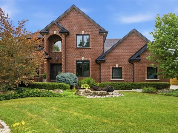 3460 Huntington Ave, Windsor, ON N9E 3M8