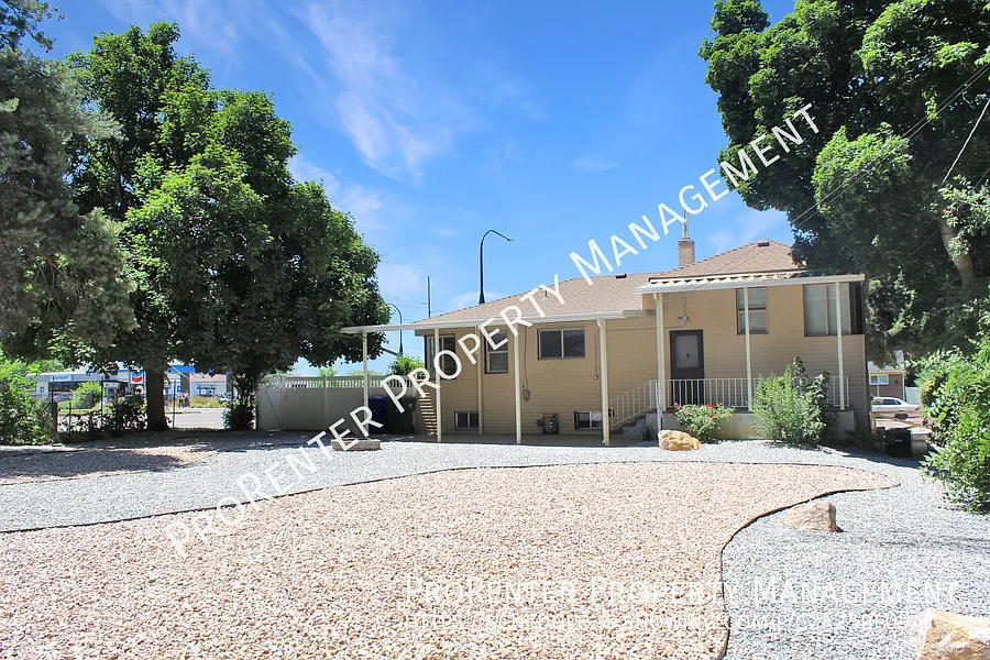 Spacious 5 Bed, 2 Bath Ogden Home — Photo 2