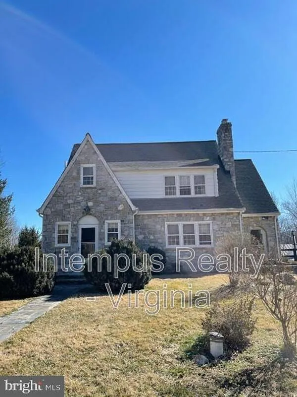 4 bed, 2.0 bath, 1092 sqft, $2,900 — Photo 2