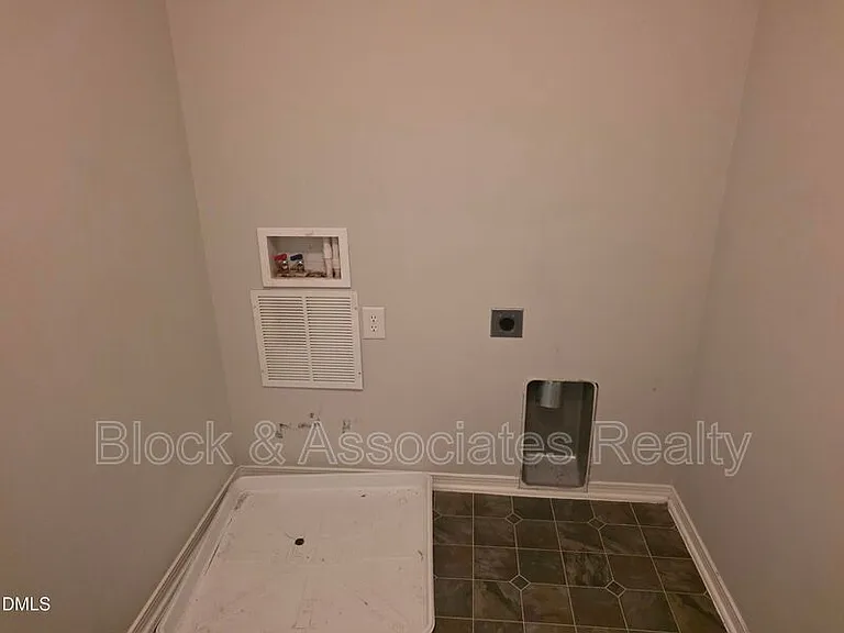 8208 Stone Cellar Dr — Photo 12
