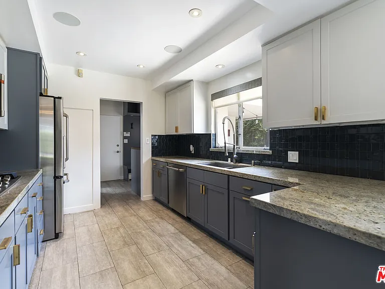 6225 S Corning Ave — Photo 11