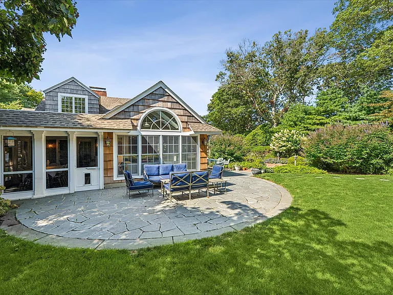 20 Quogue St — Photo 23