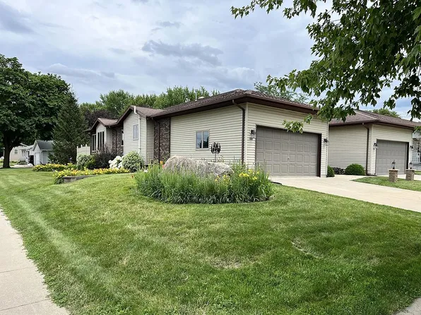 320 24th St NW, Waverly, IA 50677