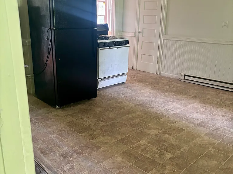 185 Monmouth Ave — Photo 10
