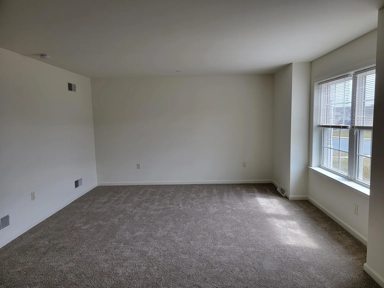 3 bed, 1.5 bath, 1440 sqft, $1,695 — Photo 3
