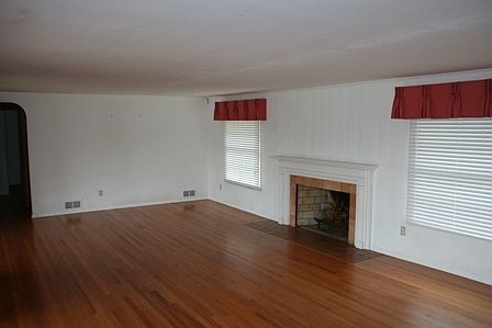 2nd image of 107 W Crystal Dr