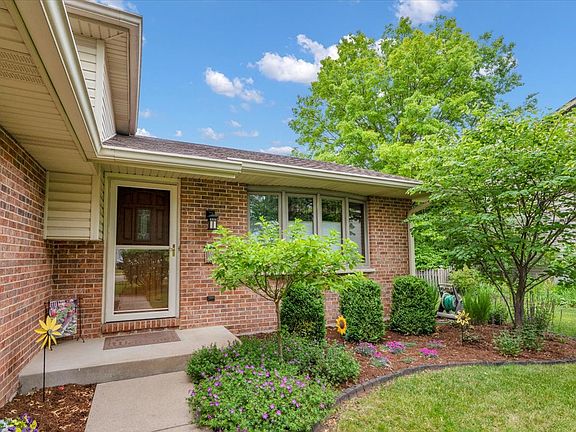 4th image of 214 Deerpath Dr