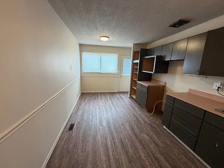 1612 Crestview Dr — Photo 3