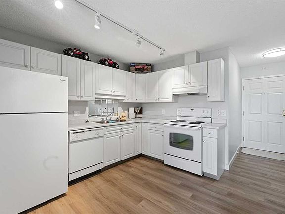 3rd image of 4522 E 47a Ave #402