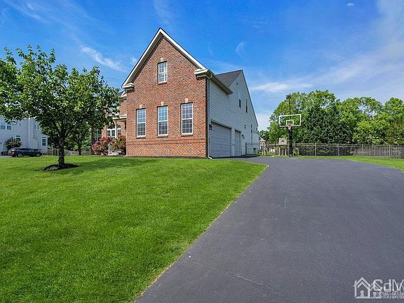 3rd image of 15 Chestnut Dr
