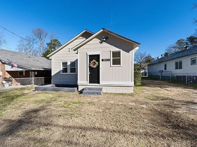 2833 Hazel St — Photo 1