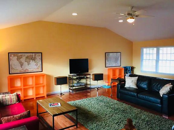 Large Great Room on 2nd floor Overlooking Lake