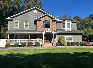 89 Mobrey Ln, Smithtown, NY 11787