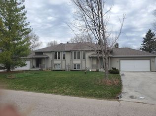 137 Huntington Rd, Delafield, WI 53018