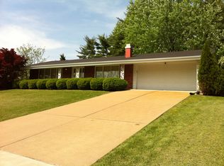 3 Meadow Lake Dr, Saint Louis, MO 63146