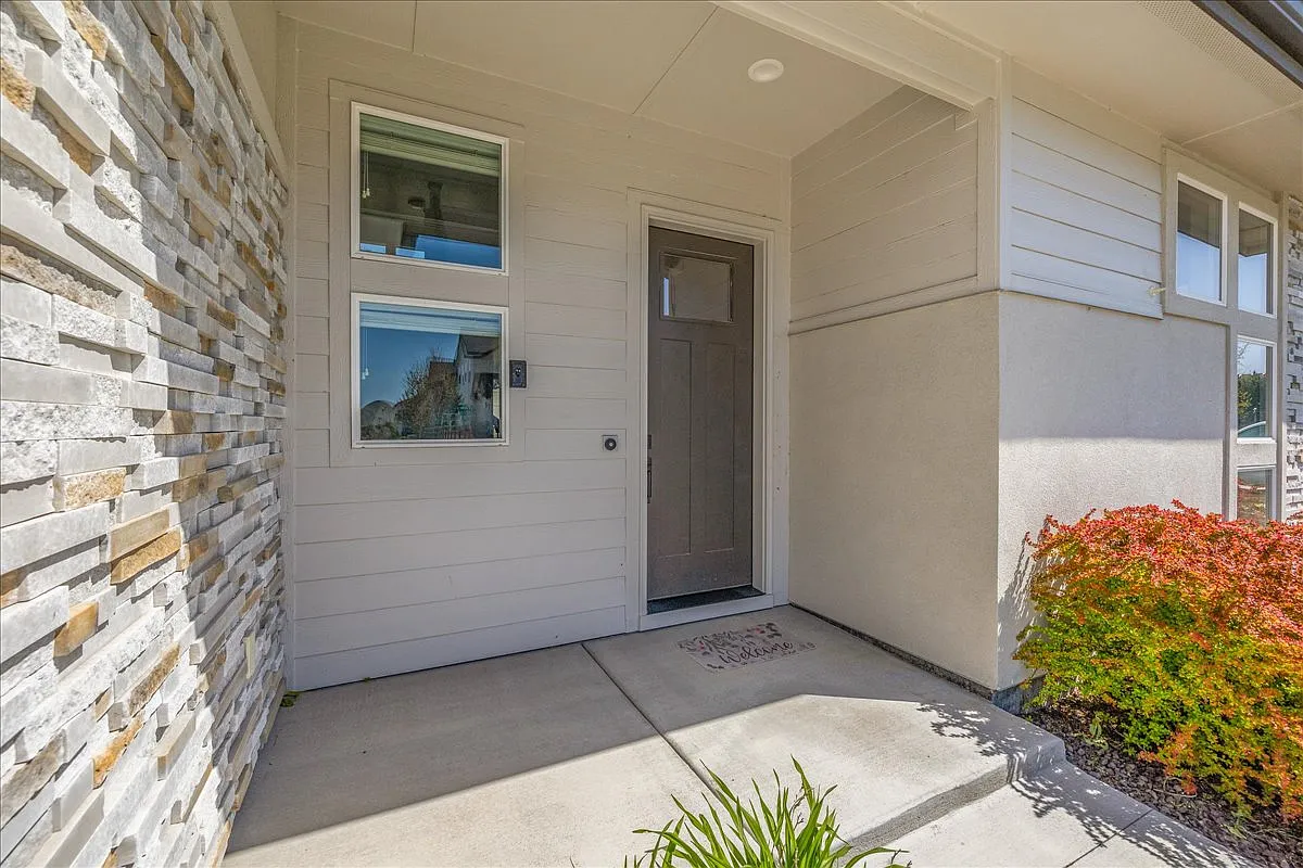 4 bed, 3380 sqft, $3,600 — Photo 2