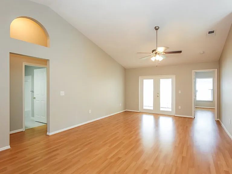 2047 Sarah Louise Dr — Photo 3