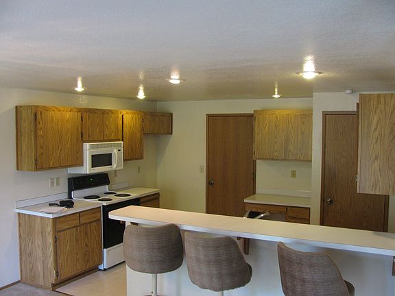 Kitchen with Breakfast Bar, stove, pantry, Dishwasher, Desk