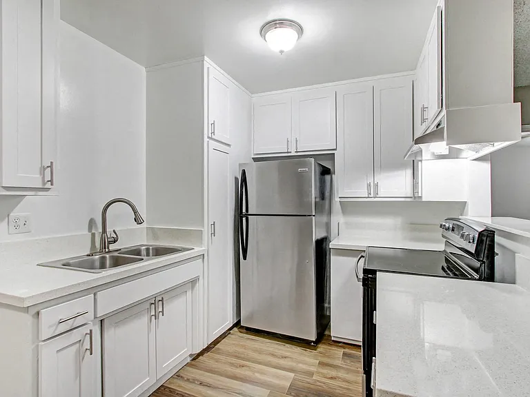 Country Club Apartments — Photo 27