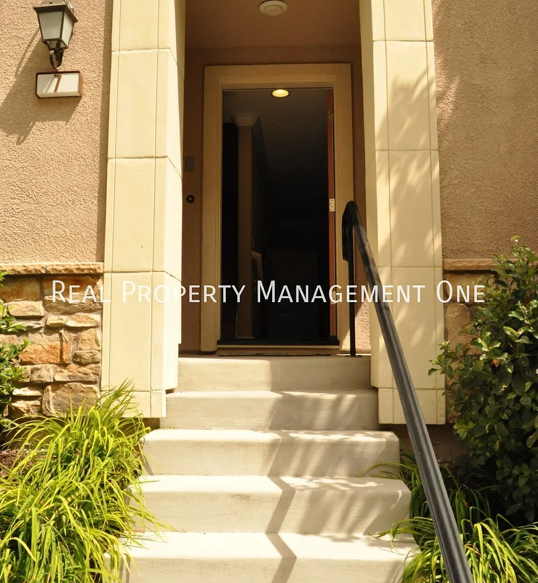 Stunning 2 Bed, 2.5 Bath Tri-Level Condo In Desirable Montage Community — Photo 1