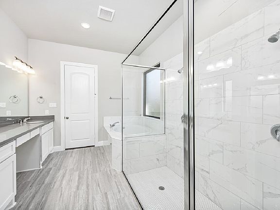 Resort-style primary bath