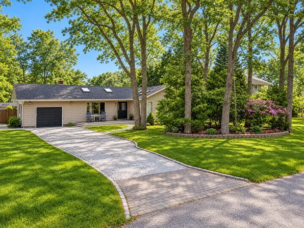 27 Canvasback Ln, East Quogue, NY 11942