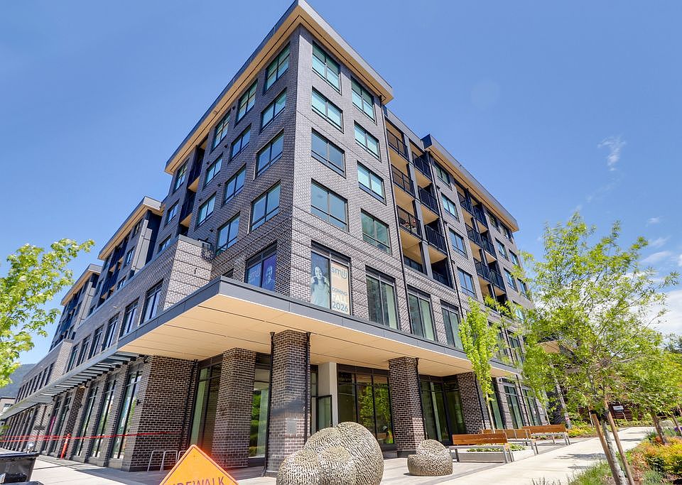 1st image of 10 E 17th St #304