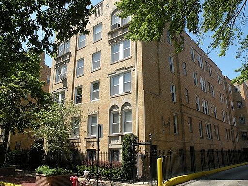 1st image of 842 W Ainslie St
