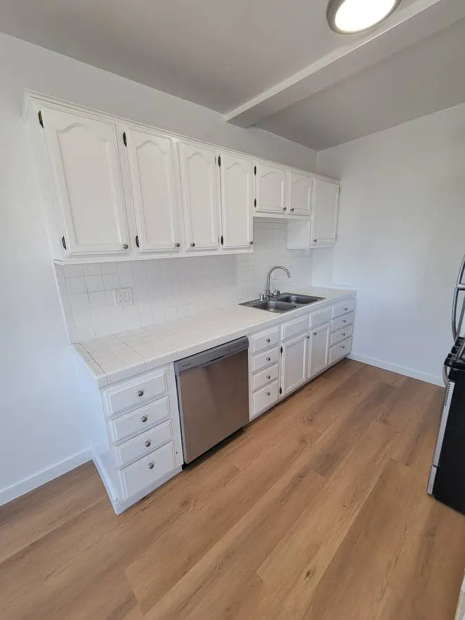 Gorgeous Top Floor 1 Bedroom Apartment — Photo 2