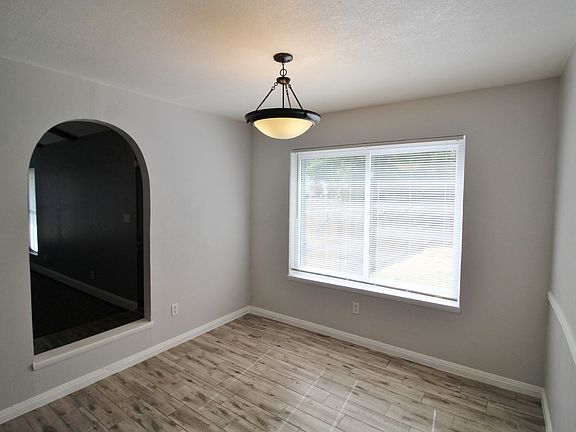 3rd image of 530 Meadowglen Dr