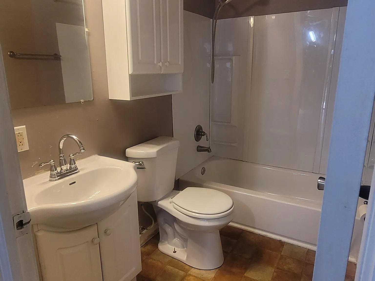 633 W 44th Pl — Photo 2
